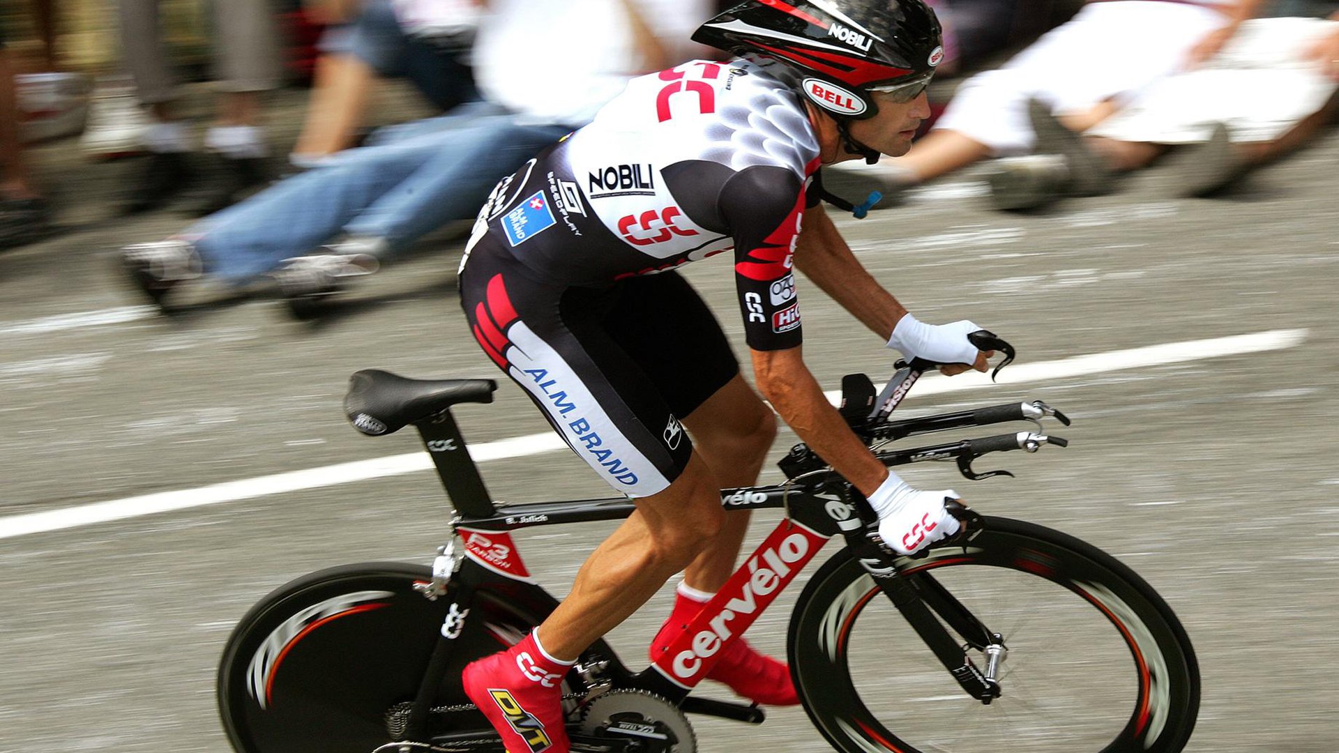 “山谷飞驰：陡峭赛段的速度激情”，山谷飞鸟